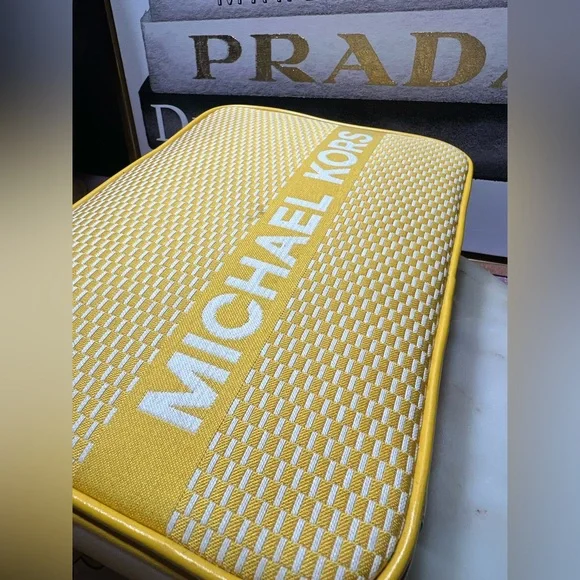 Michael Michael Kors
JET SET LARGE EAST WEST CROSSBODY Yellow Crossbody Bag NWT - Picture 5 of 10